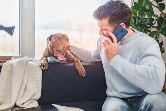 Man met puppy